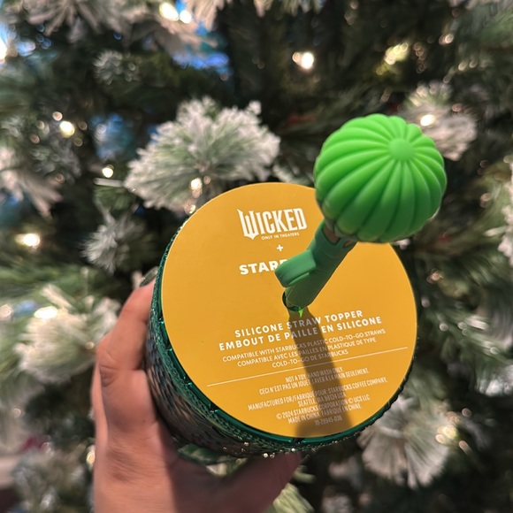 Wicked + Starbucks emerald city venti tumbler with straw topper - Picture 4 of 5